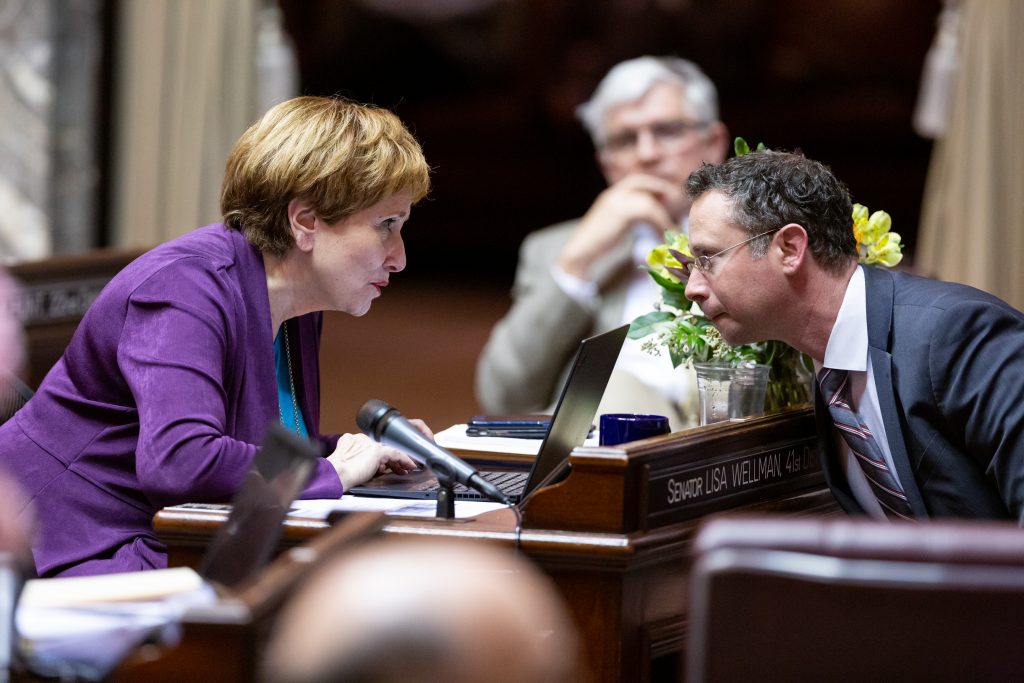 Senators Wellman and Salomon in discussion on the Senate floor.