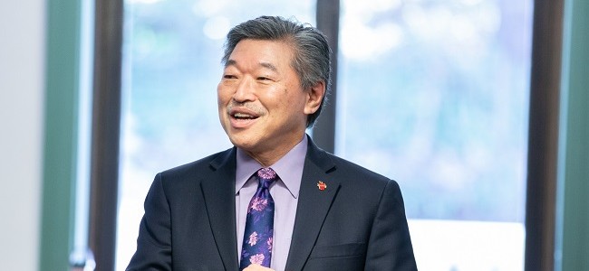 Senator Bob Hasegawa speaks during an event in 2020.